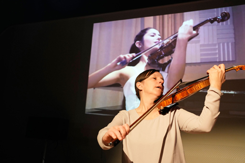 Photograph of Barbara Lüneburg re-enacting Maria Dueñas by Reinhard Winkler