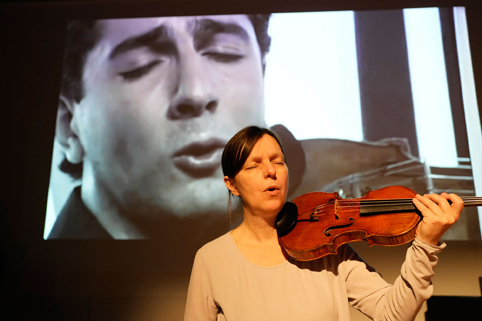 Photograph of Barbara Lüneburg re-enacting Sergej Khatchaturjan by Reinhard Winkler