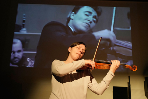 Photograph of Barbara Lüneburg re-enacting Maxim Vengerov by Reinhard Winkler